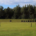 Bogenschießplatz mit Zielscheiben auf einer Wiese am Waldrand