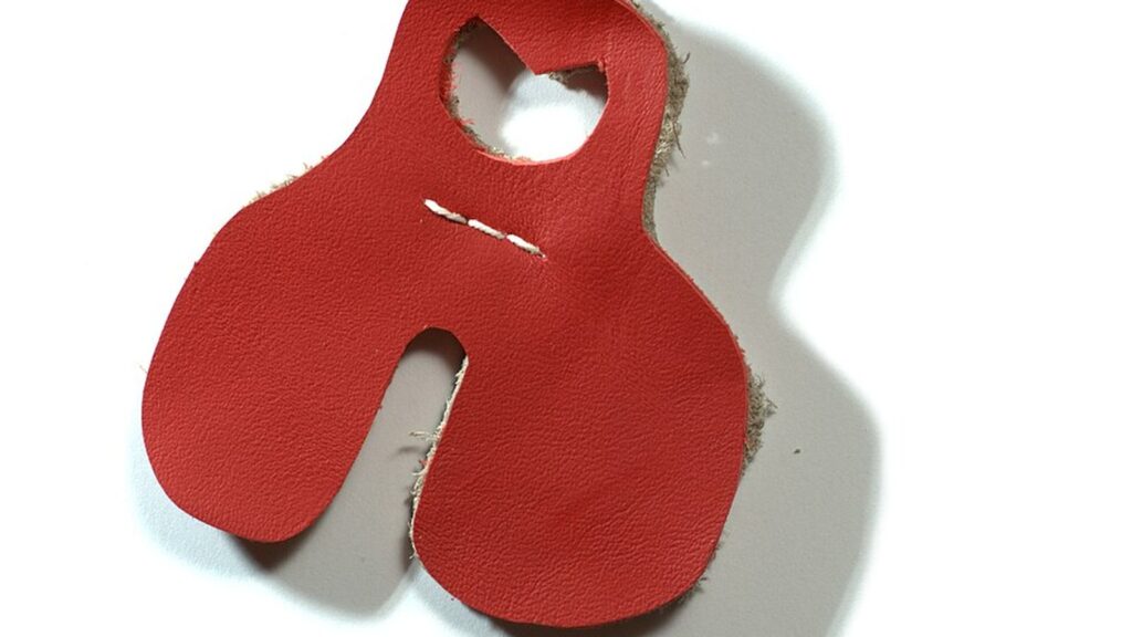 Roter Fingertab aus Leder mit Fingertrenner
