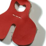 Roter Fingertab aus Leder mit Fingertrenner