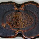 Historischer Armschutz aus Leder mit Ornament