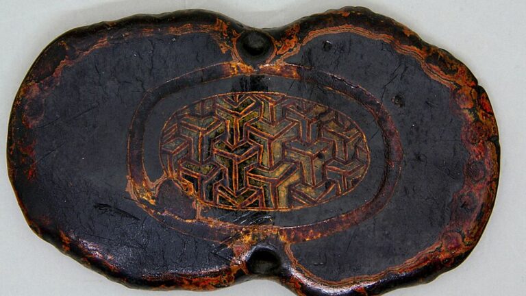 Historischer Armschutz aus Leder mit Ornament